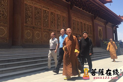 建筑-河南省人大常委会领导参访昆明宝华寺 对其精美建筑赞叹不已