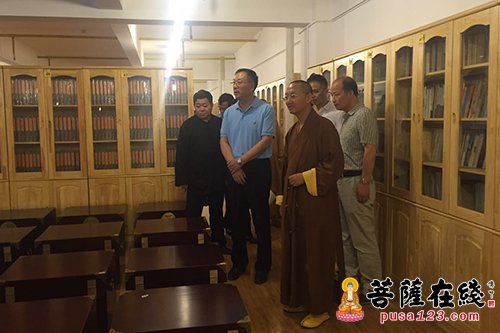 建筑-河南省人大常委会领导参访昆明宝华寺 对其精美建筑赞叹不已