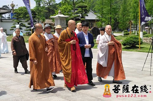 雪窦寺-韩国慧者长老率众参访雪窦寺 108山寺巡礼祈祷会引人注目