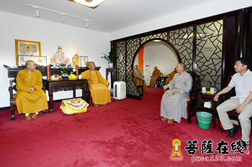 佛教-道慈大和尚赴佛教颐养堂、普陀山敬老院进行端午节慰问