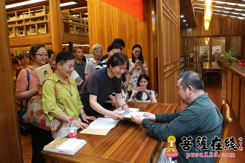 灵隐寺-《佛法之渊》首发式在灵隐寺举行 云林图书馆内人头攒动