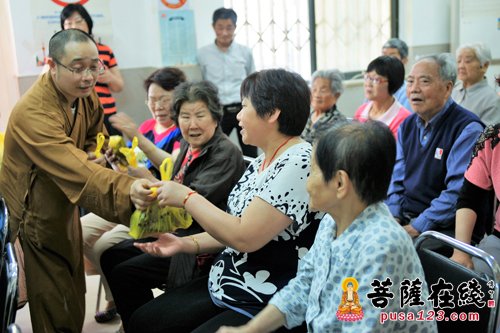 慈善-玉佛禅寺联合觉群文教基金会端午送“福粽”