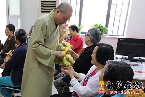 慈善-玉佛禅寺联合觉群文教基金会端午送“福粽”
