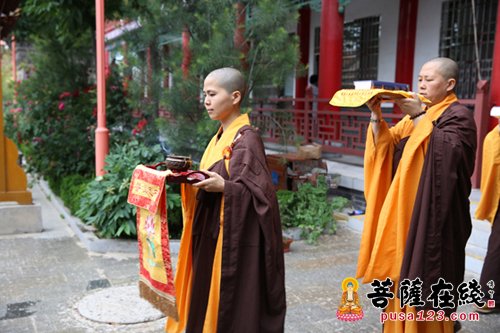 大藏经-端午节前夕 法门寺佛学院女众部迎请大藏经