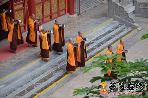 大藏经-端午节前夕 法门寺佛学院女众部迎请大藏经
