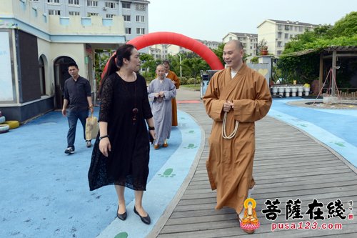 幼儿园-定明法师代表普陀山佛教协会到普济幼儿园慰问