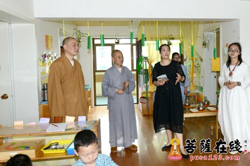 幼儿园-定明法师代表普陀山佛教协会到普济幼儿园慰问