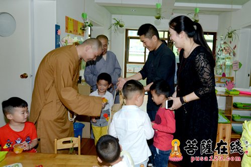 幼儿园-定明法师代表普陀山佛教协会到普济幼儿园慰问