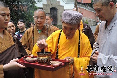 华岩寺-百岁高僧明道长老赴重庆华岩寺 为大众树立风范
