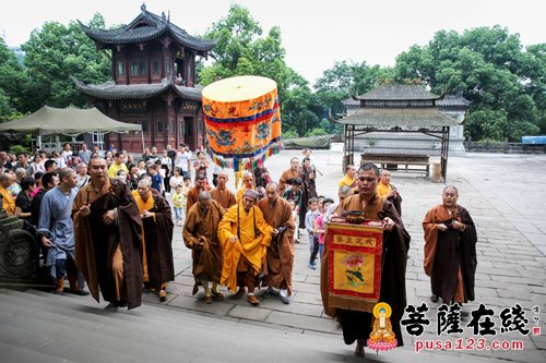 华岩寺-百岁高僧明道长老赴重庆华岩寺 为大众树立风范