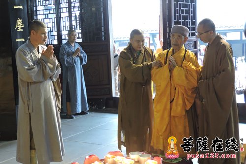 华岩寺-百岁高僧明道长老赴重庆华岩寺 为大众树立风范