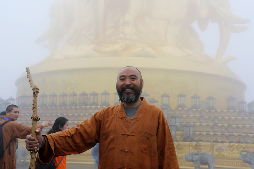 【高清图集】慧明法师率众行脚2600公里终至峨眉 虔诚朝礼普贤菩萨