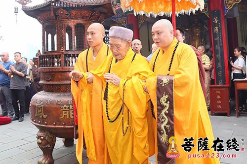 佛教-明道长老赴重庆龙凤寺 为在场信众摸顶加持