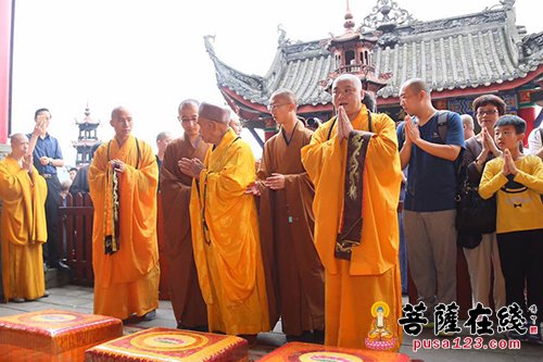 佛教-明道长老赴重庆龙凤寺 为在场信众摸顶加持