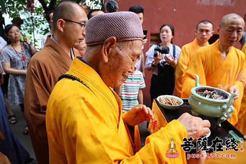佛教-明道长老赴重庆龙凤寺 为在场信众摸顶加持
