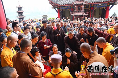 佛教-明道长老赴重庆龙凤寺 为在场信众摸顶加持
