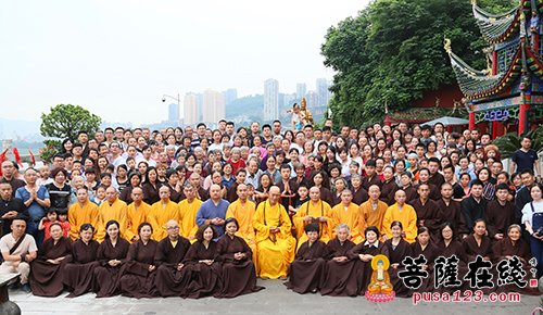 佛教-明道长老赴重庆龙凤寺 为在场信众摸顶加持