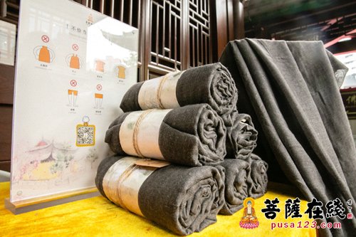佛教-上海玉佛禅寺发起“入寺着装倡议”并提供披巾