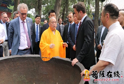 少林寺-卢森堡首相贝泰尔参访少林寺 与永信大和尚切磋“禅宗”