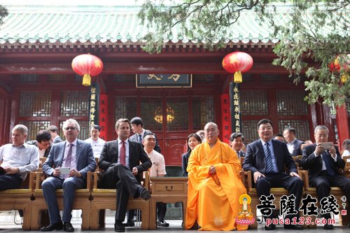 少林寺-卢森堡首相贝泰尔参访少林寺 与永信大和尚切磋“禅宗”