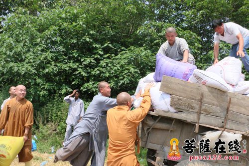 少林寺-河南少林寺众僧挥镰割麦 歇息期间秀功夫