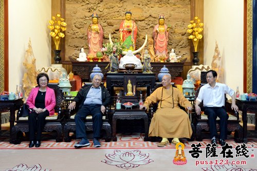 何厚铧-全国政协副主席何厚铧一行考察普陀山 与道慈大和尚亲切交谈