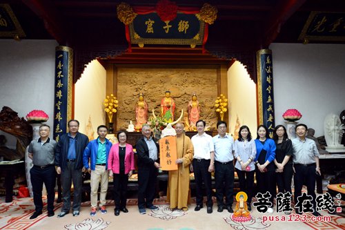 何厚铧-全国政协副主席何厚铧一行考察普陀山 与道慈大和尚亲切交谈