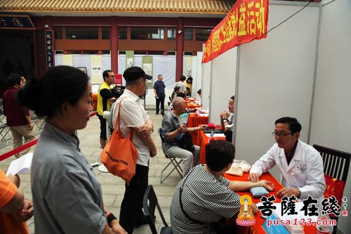 中医-上海七宝教寺举行义诊活动 冬病夏治服务社会