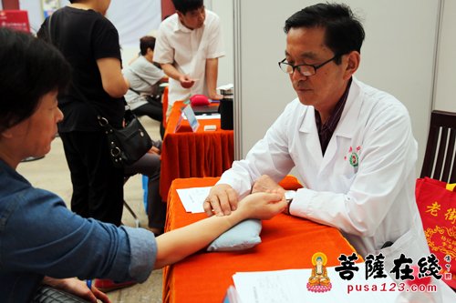 中医-上海七宝教寺举行义诊活动 冬病夏治服务社会
