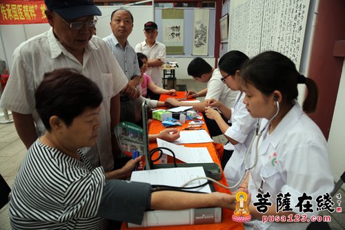 中医-上海七宝教寺举行义诊活动 冬病夏治服务社会