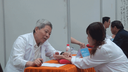 中医-上海七宝教寺举行义诊活动 冬病夏治服务社会