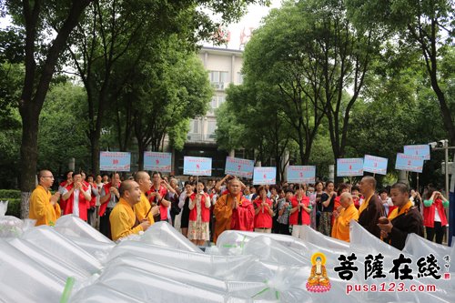 长江-江苏靖江西来寺举行长江水生生物增殖放流活动
