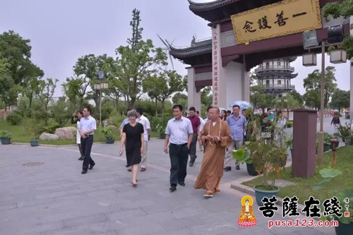吴继华-松江区委统战部部长吴继华莅临东海观音寺考察
