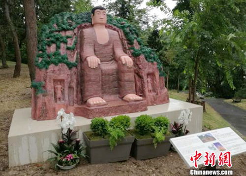 乐山大佛-“乐山大佛”落地法国 与埃菲尔铁塔遥相对望