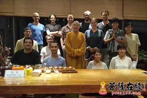 木鱼-宁波金峨寺迎来23国禅修学员 洋学生秒变“木鱼”