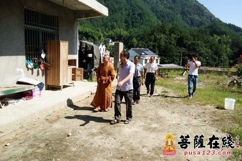 安徽岳西-安徽岳西莲台寺万征法师慰问白云寨村手术后的患者