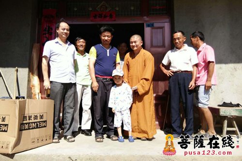 安徽岳西-安徽岳西莲台寺万征法师慰问白云寨村手术后的患者