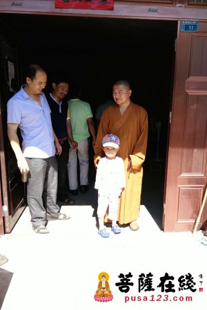 安徽岳西-安徽岳西莲台寺万征法师慰问白云寨村手术后的患者