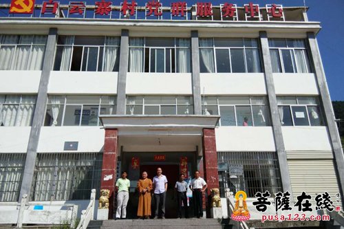 安徽岳西-安徽岳西莲台寺万征法师慰问白云寨村手术后的患者