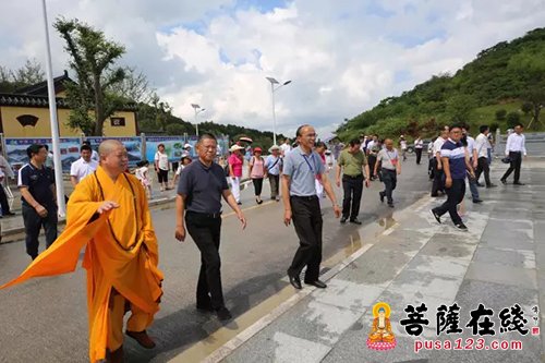 黔南-贵州黔南州委书记一行视察阳宝山 纯一大和尚热情接待