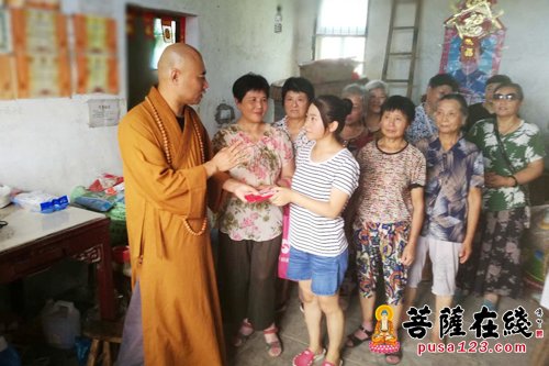 姜堰-江苏泰州市姜堰区佛协会长学贤法师再次慰问特困大学生