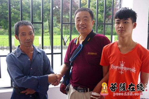 罗田-湖北省罗田县清元禅寺修学群为贫困学生方钦捐款