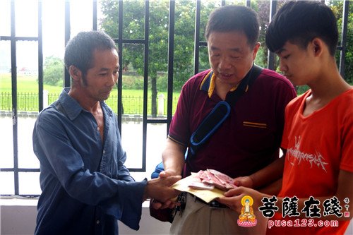 罗田-湖北省罗田县清元禅寺修学群为贫困学生方钦捐款