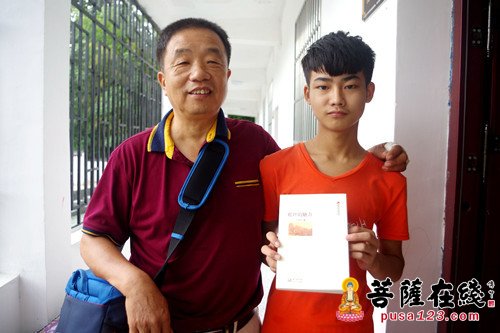 罗田-湖北省罗田县清元禅寺修学群为贫困学生方钦捐款