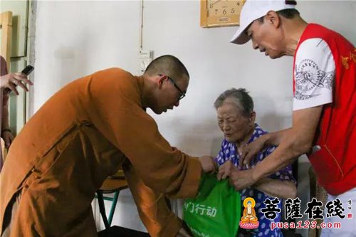 正能量-云林基金会宏明法师参与“2017温暖敲门行动”