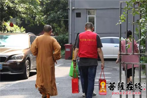 正能量-云林基金会宏明法师参与“2017温暖敲门行动”