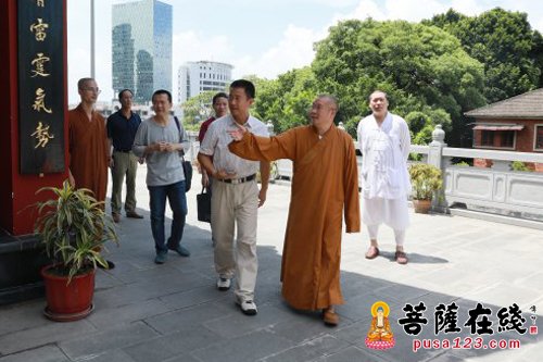 厦门市民宗局副局长陈国荣前往鸿山寺关心指导工作