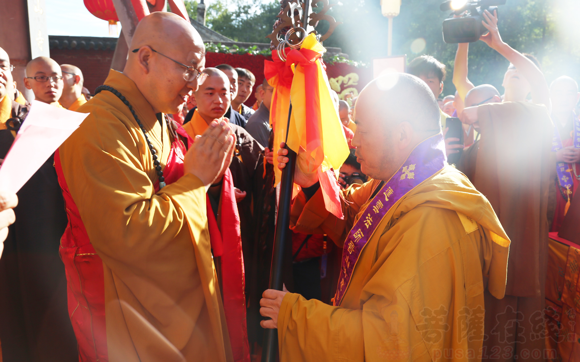 山西省佛教协会副会长,五台山塔院寺住持如空法师送锡杖(图片来源