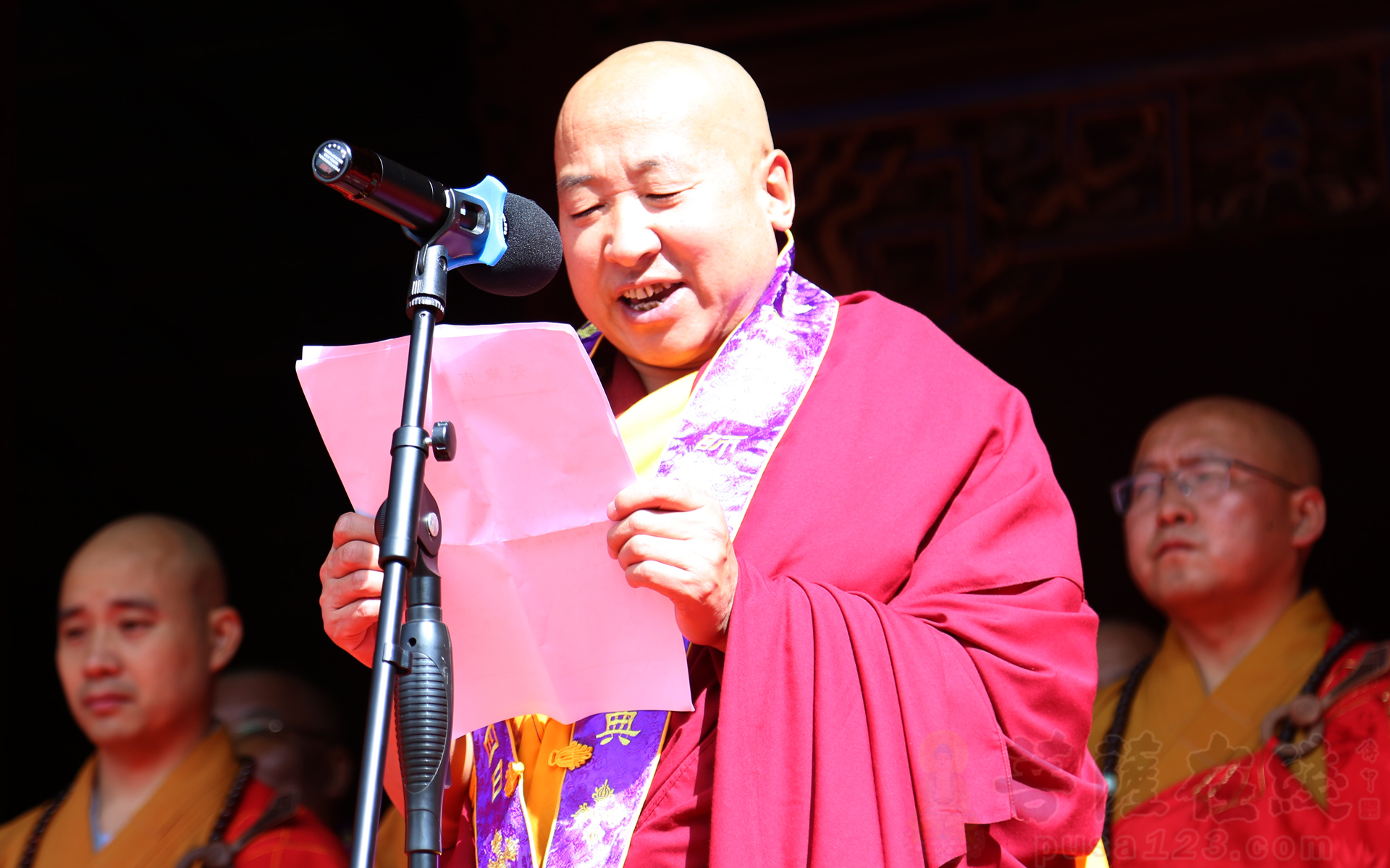 山西省佛教协会副会长,五台山菩萨顶管家章样摩兰大喇嘛宣读湖北省