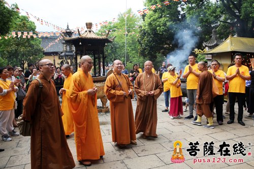 摄影-上海洪福寺举行药师宝塔塔刹安座暨藏经楼结构封顶法会